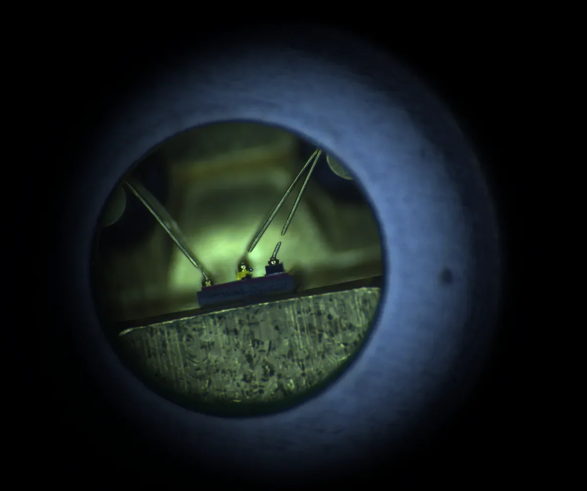 Why Do Corners Go Dark at Low Magnification? Vignetting in Zoom Lens Systems Explained