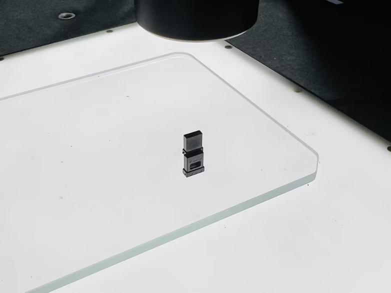 Positionnement submicronique d'orifices de 0,025 mm | POMEAS