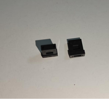 Connecteurs de fibre optique plastique avec orifice de 0,025 mm